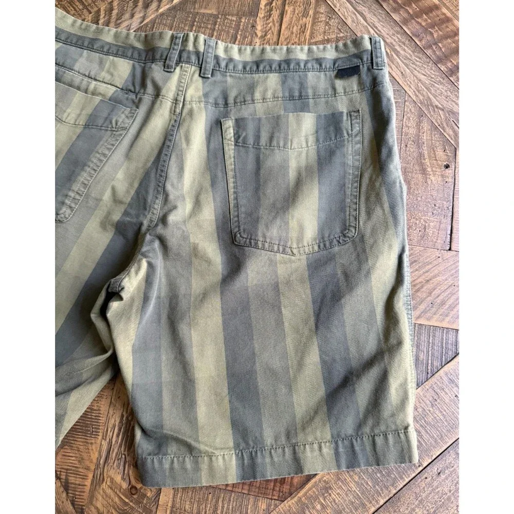 The North Face Mens 40 Green Striped Shorts Stretch Casual Golf Outdoor